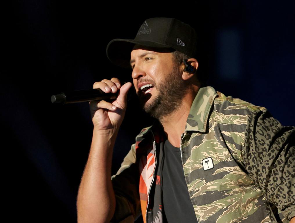 Luke Bryan Takes God With Him 'Prayin' In A Deer Stand'